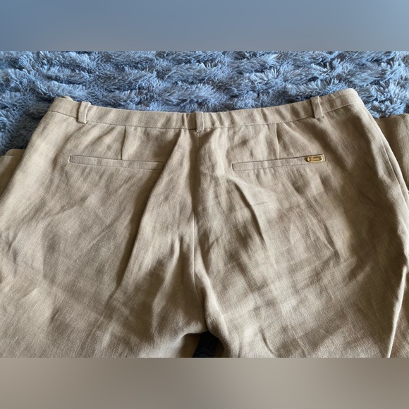 Gucci khaki pants. Gold Gucci adornment on the back pocket. Long. IT 44 / US 8 - Picture 8 of 10